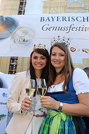die Fränkische Weinkönigin Christin Ungemach und die bayerische Milchprinzessin Susanne Polz zu Gast auf dem Bayerischen Genussfestival (©Foto: Martin Schmitz)